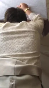 出轨的短发熟女人妻在她家中强推内射