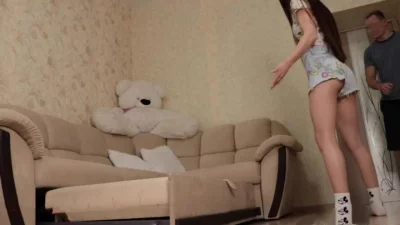 撅腚诱惑房东鸡巴都翘了